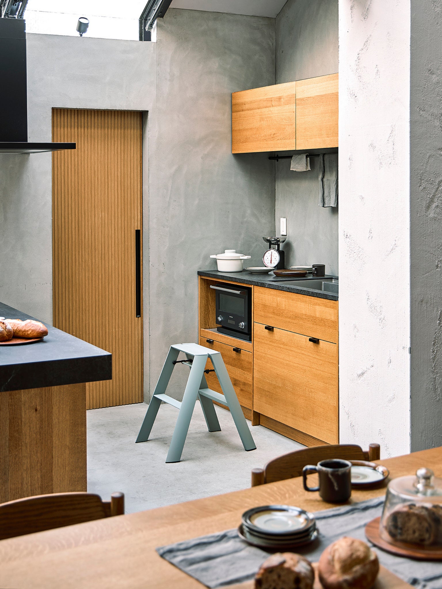 Dusty mint 2-step ladder gebruikt om bovenkasten in keuken te bereiken