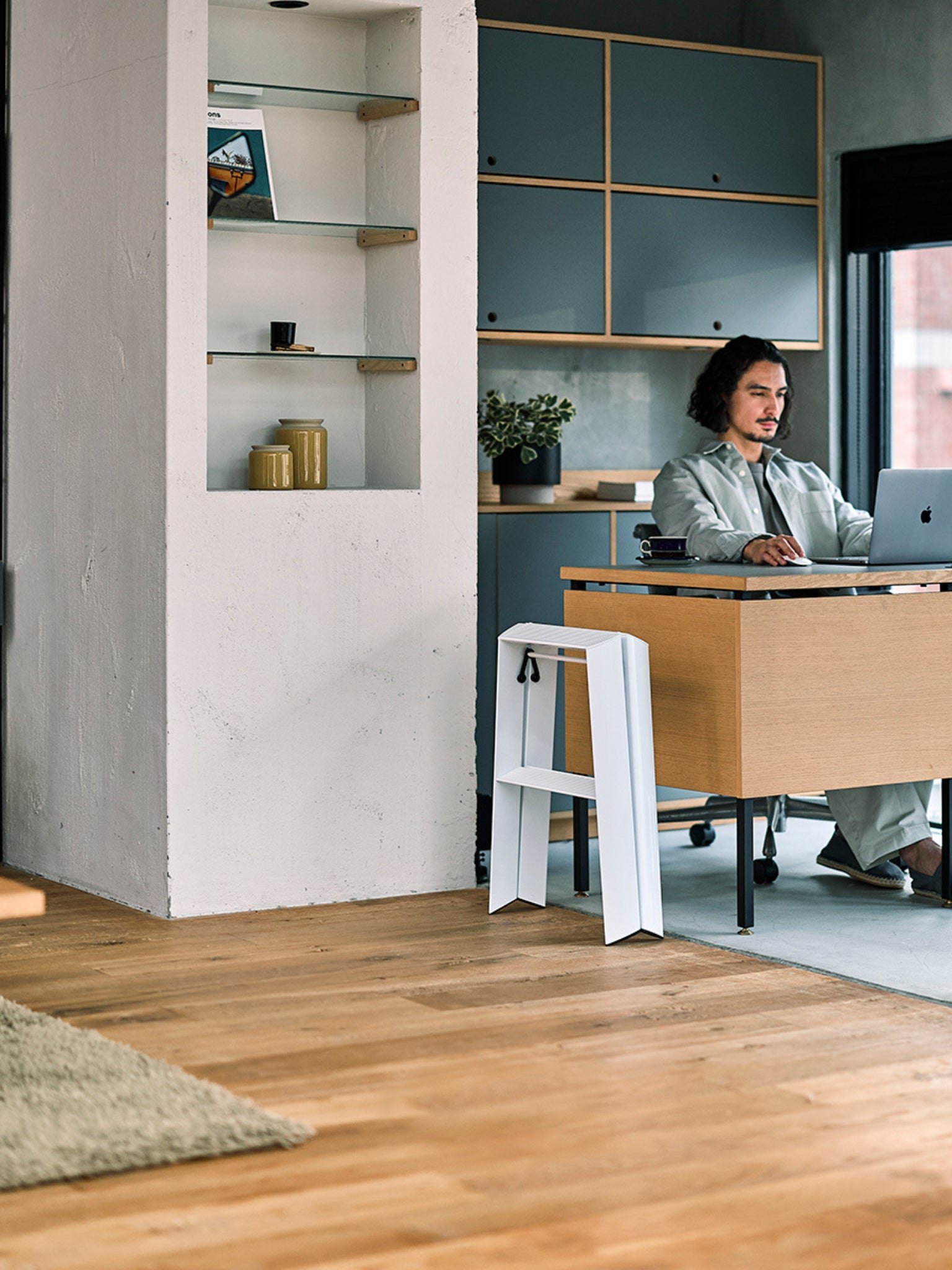subtiel verborgen 2 step ladder in het wit naast een bureau