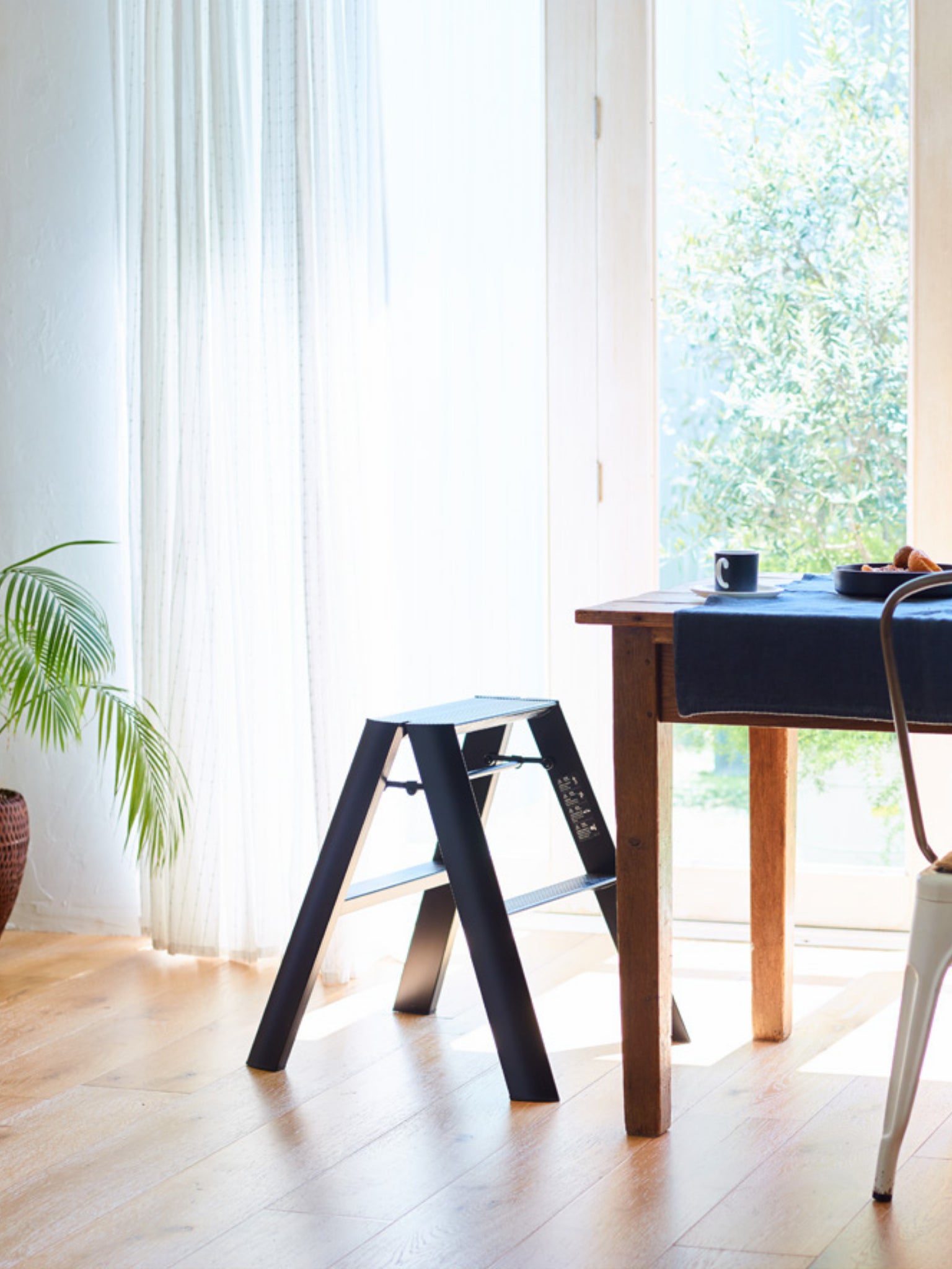 Lucano 2-step zwart als stoel in een eetkamer