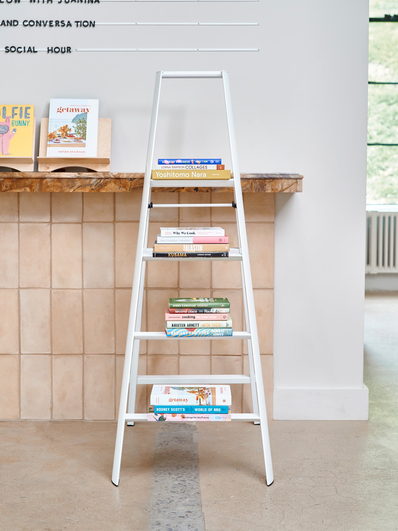 de 3 step ladder van Hasegawa gebruikt als boekenrek