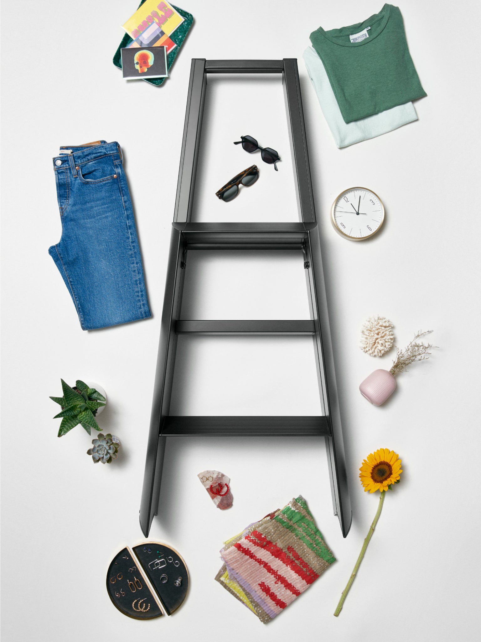 Packshot met kleding van de Hasegawa 3 step ladder in het zwart