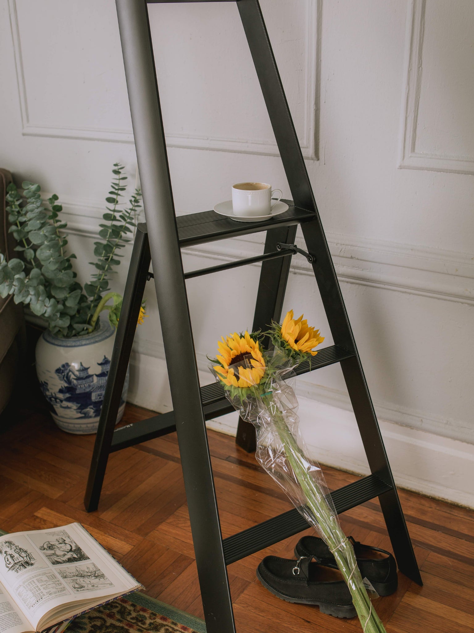 Zwarte 3-step ladder als tafeltje in moderne woonkamer