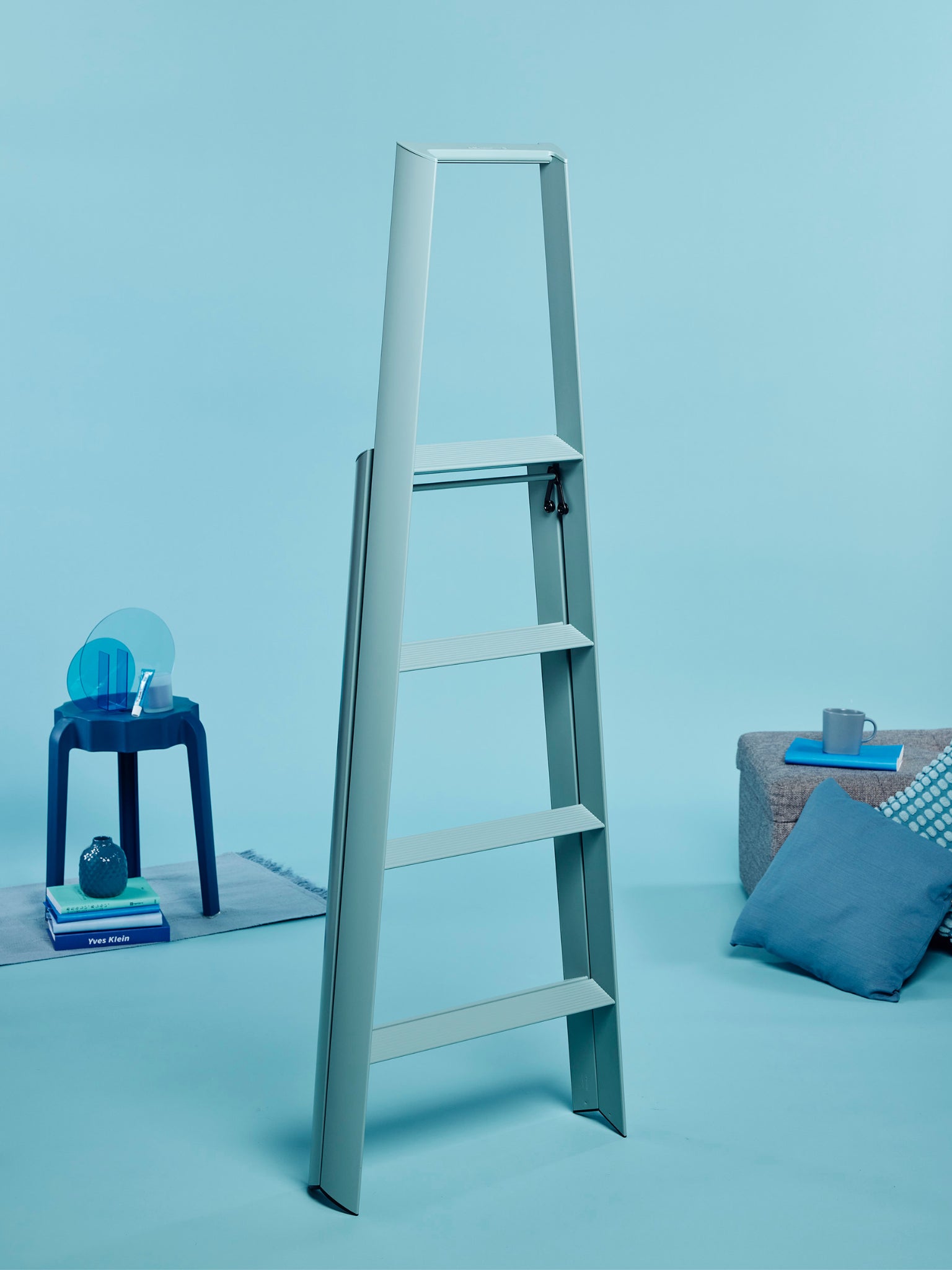 opgevouwen 4 step van de lucano collectie in een blauw getinte kamer