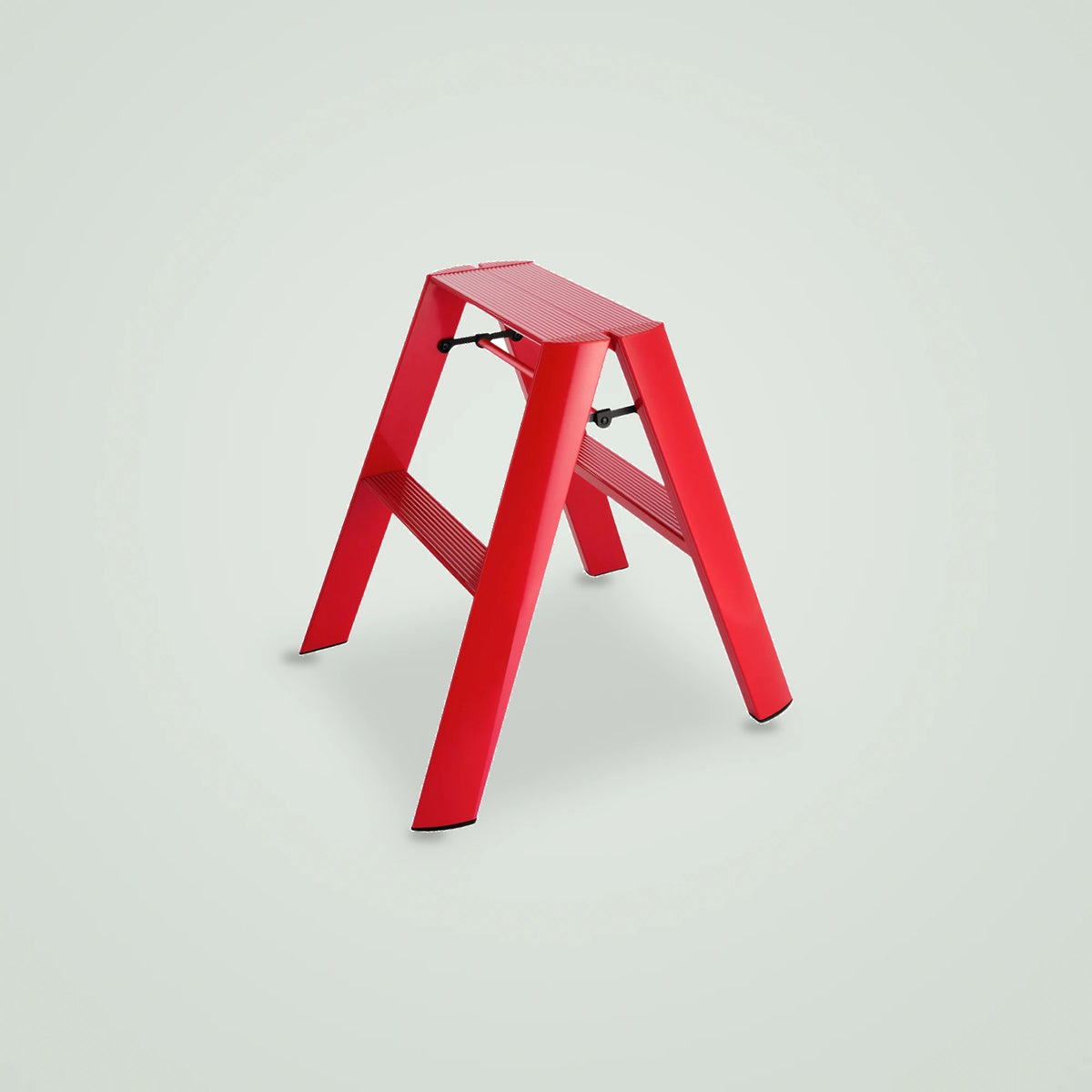 Hasegawa Lucano 2-step designladder in het rood op een lichte groengrijze achtergrond