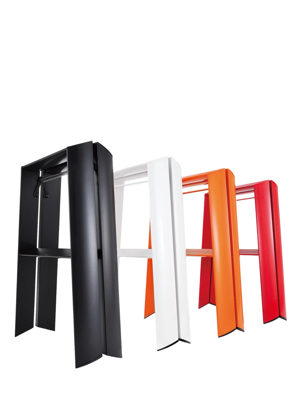 Opgevouwen Lucano 2-step ladders in zwart, wit, oranje en rood – vrijstaand rechtop