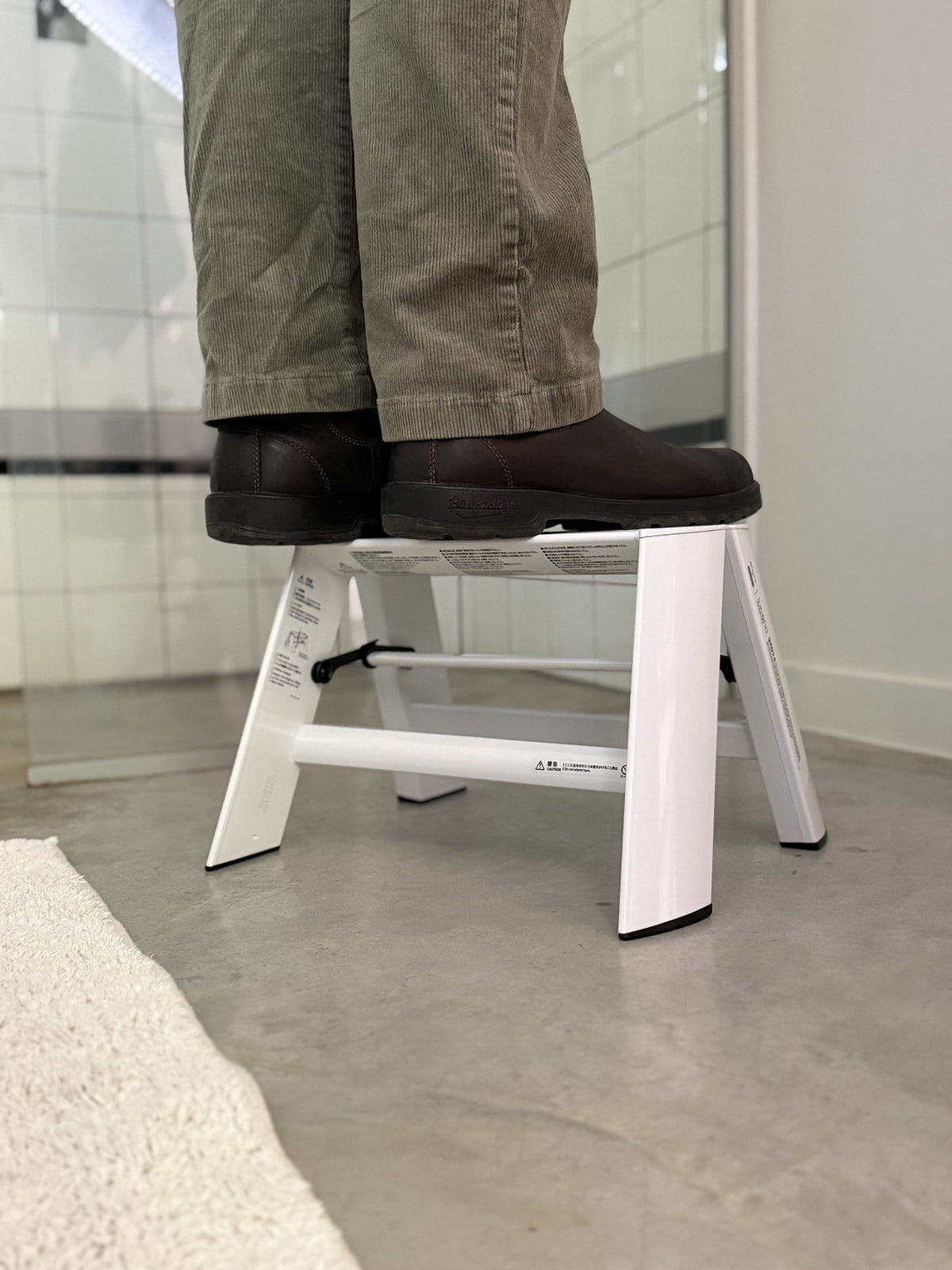 Hasegawa Lucano 1 Step trapladder in Wit in een interieur, in gebruik