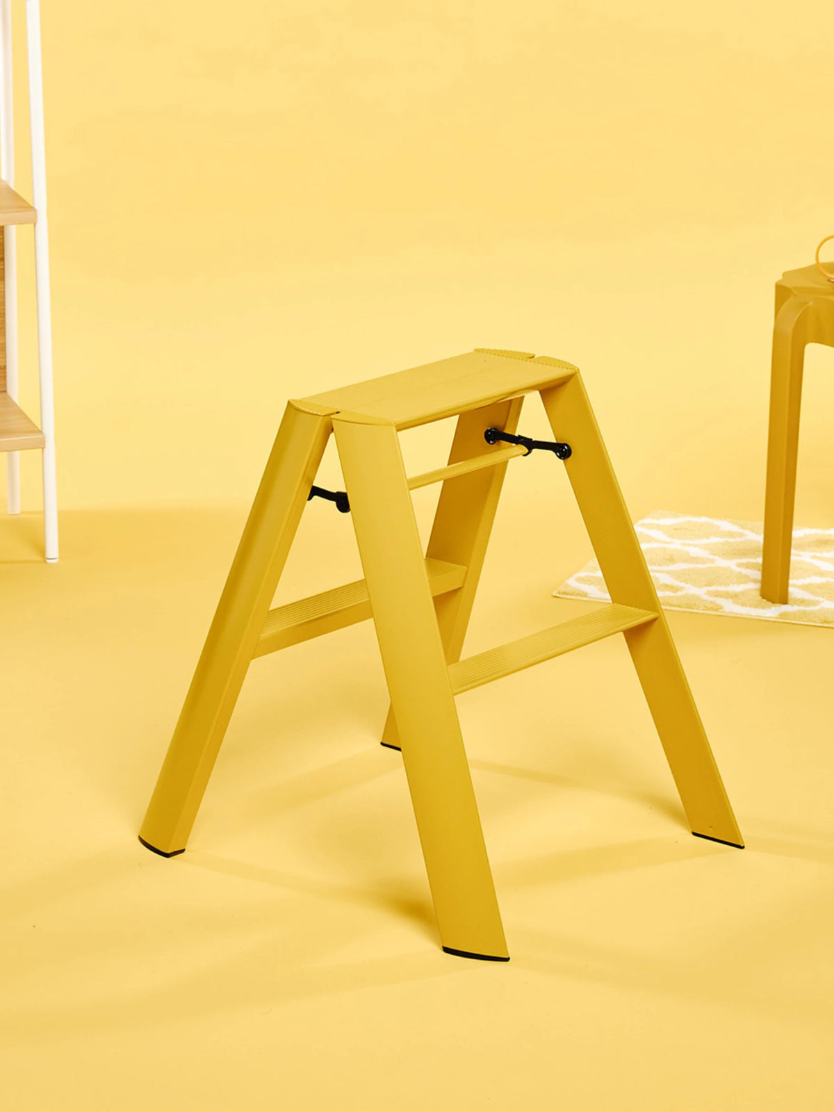 Gele Lucano 2-step designladder in een warm gele ruimte