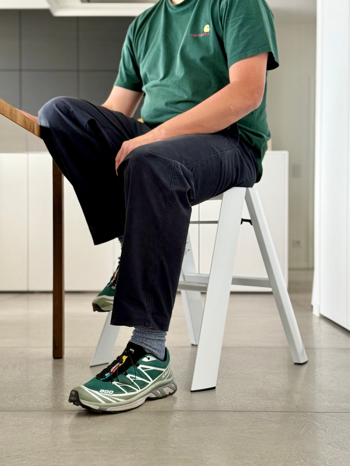 Hasegawa Lucano 2 Step trapladder in Wit in een interieur, in gebruik