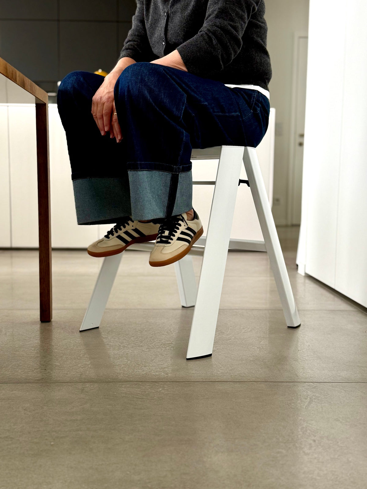 Hasegawa Lucano 2 Step trapladder in Wit in een interieur, in gebruik