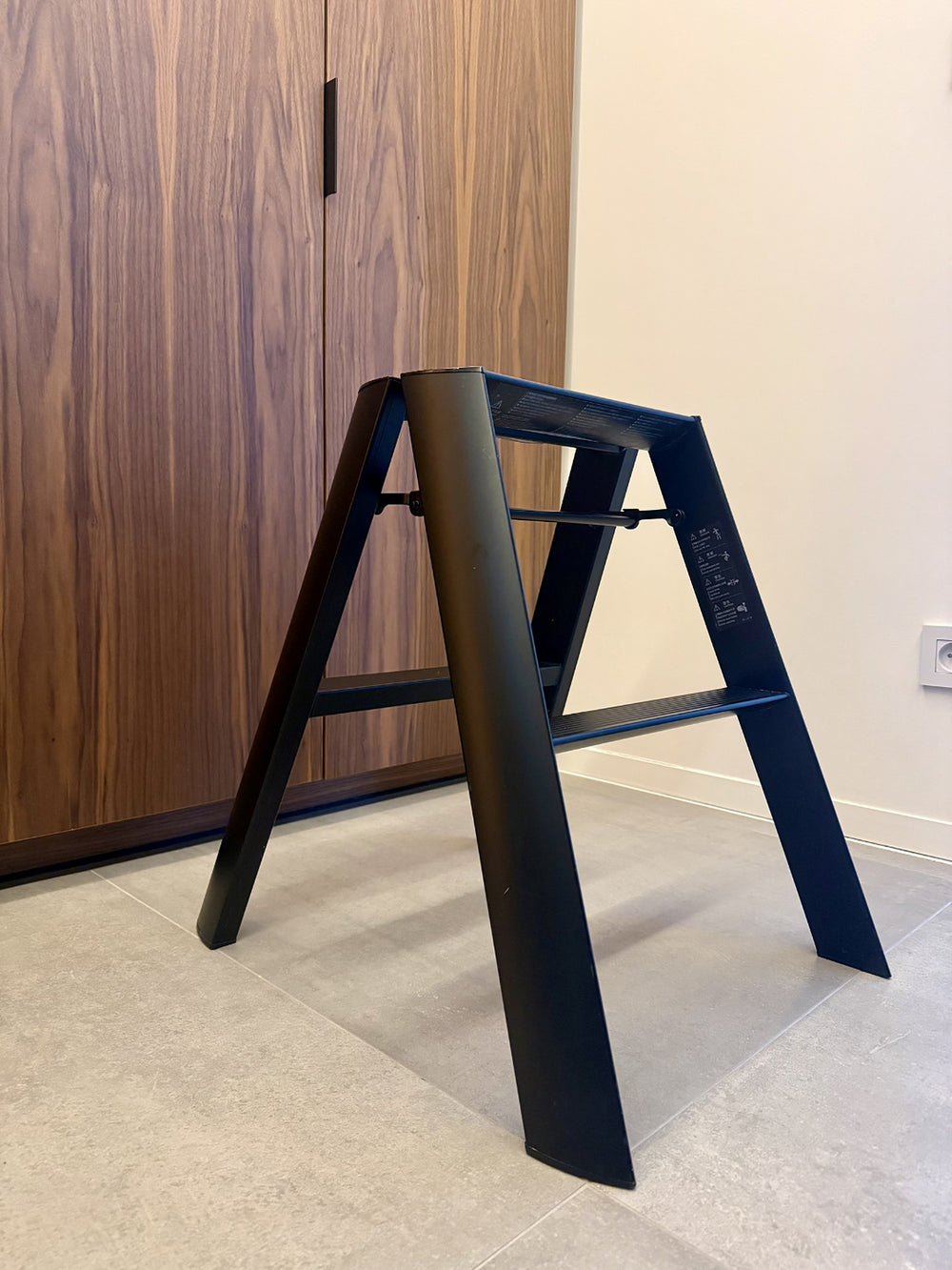Hasegawa Lucano 2 Step trapladder in Zwart in een interieur