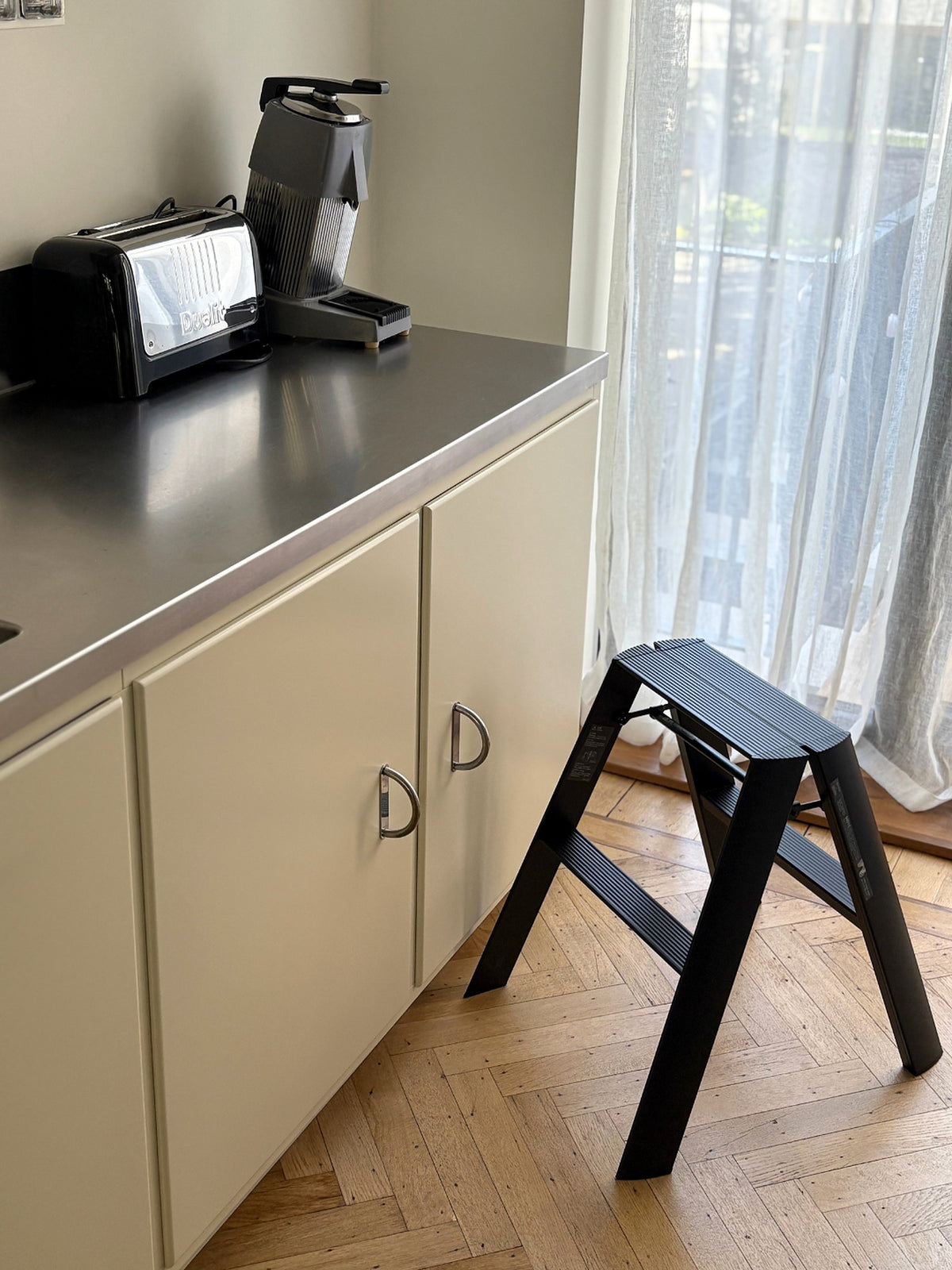 Hasegawa Lucano 2 Step trapladder in Zwart in een interieur