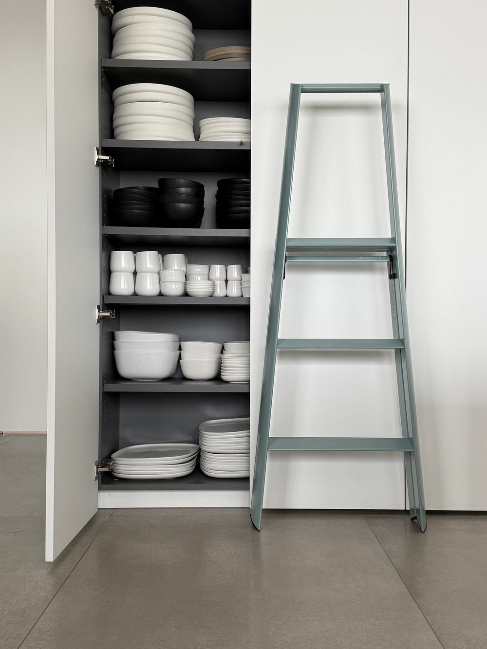 Hasegawa Lucano 3 Step trapladder in Dusty Mint in een interieur