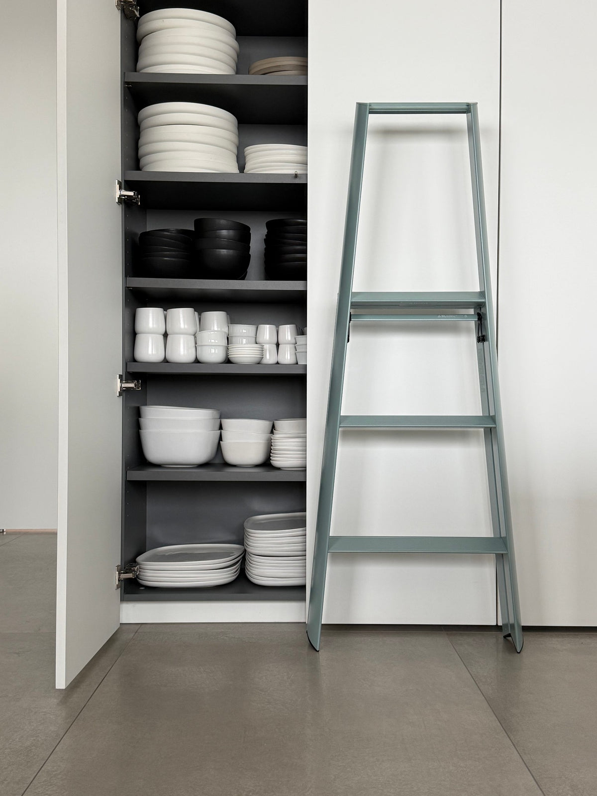 Hasegawa Lucano 3 Step trapladder in Dusty Mint in een interieur