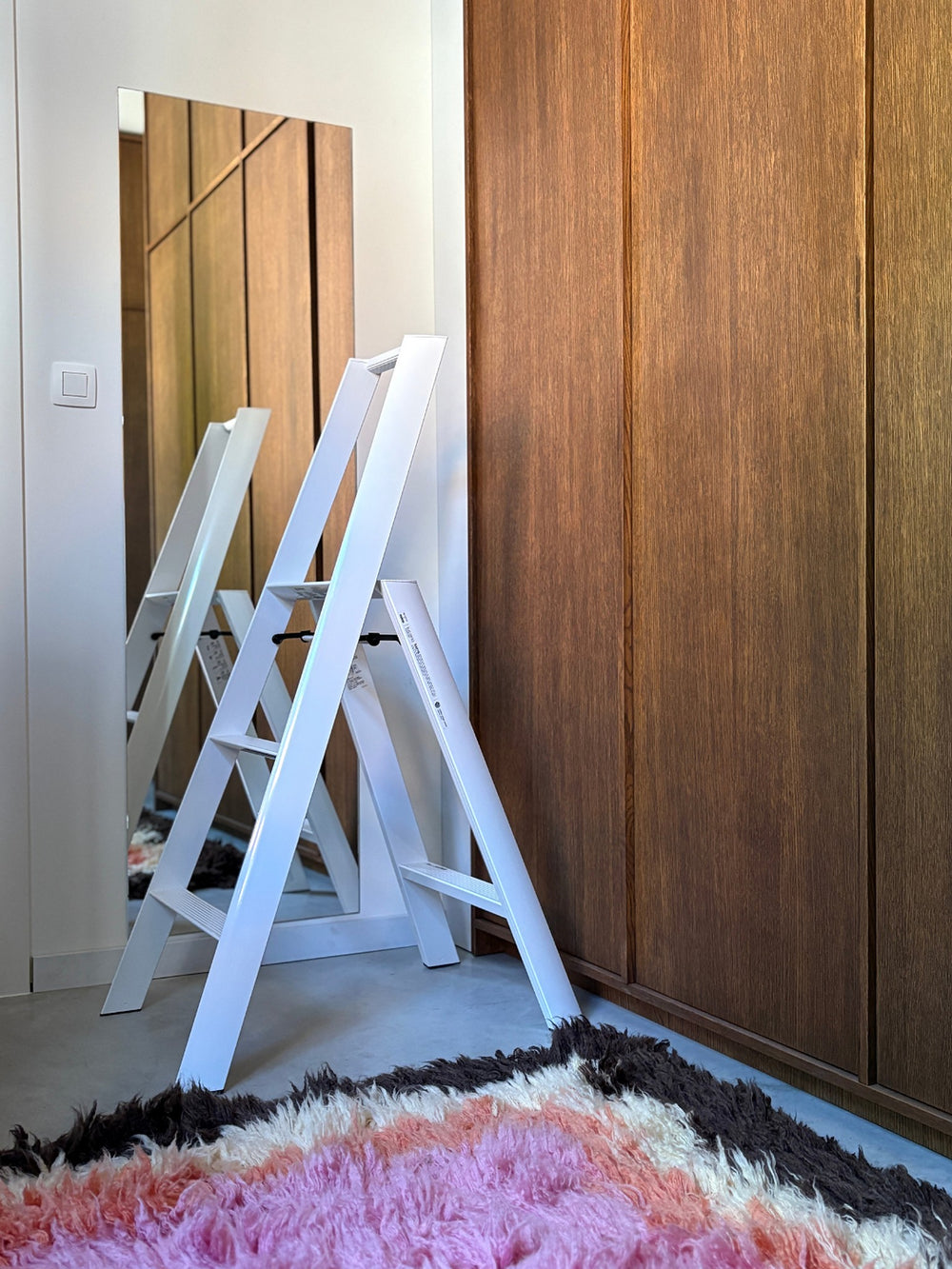 Hasegawa Lucano 3 Step trapladder in Wit in een interieur