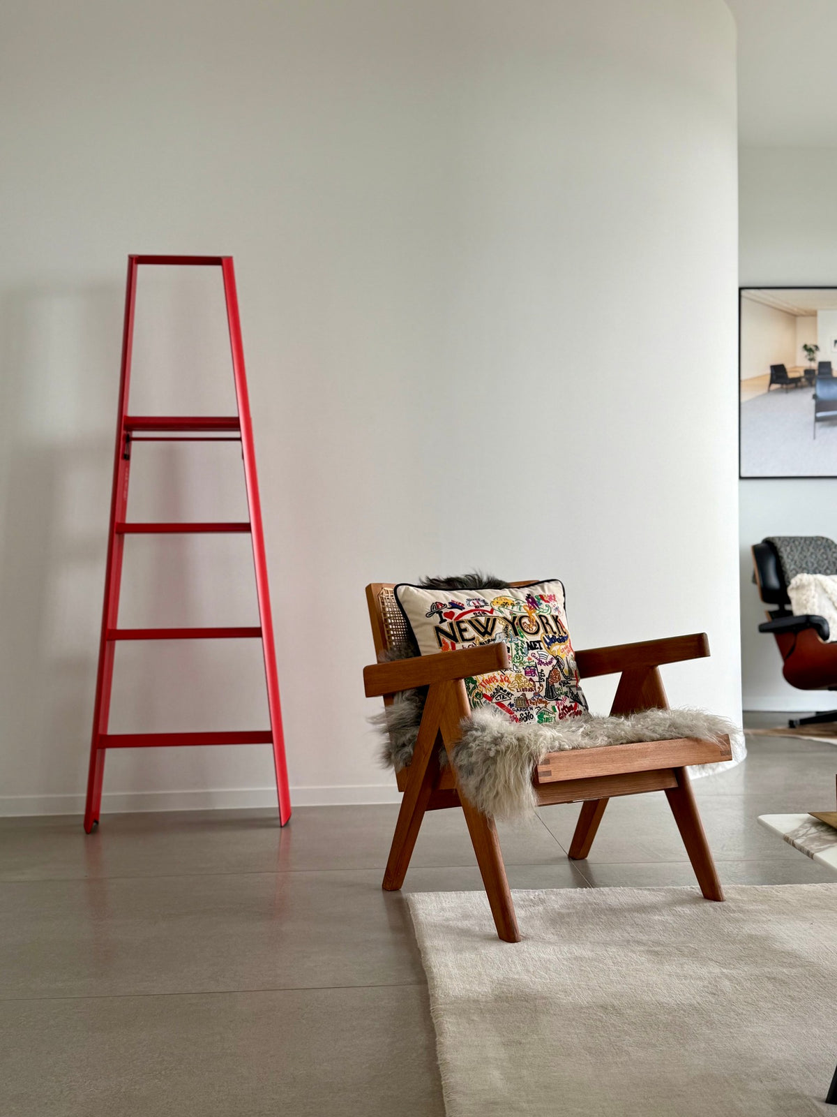 Hasegawa Lucano 4 Step trapladder in Rood in een interieur