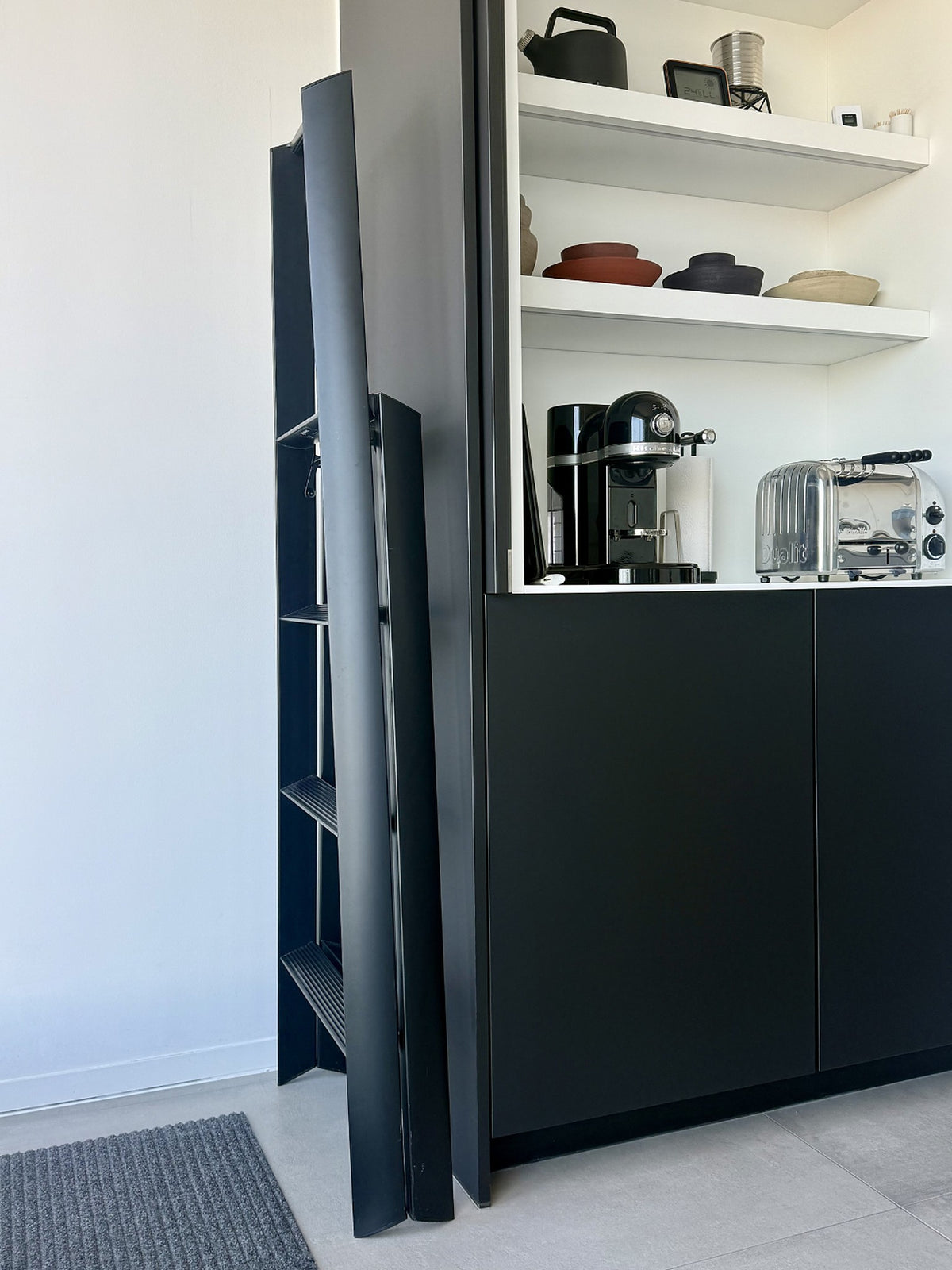 Hasegawa Lucano 4 Step trapladder in Zwart in een interieur